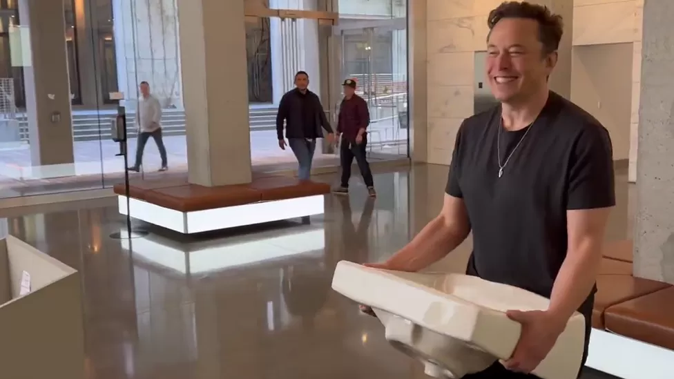 Elon Musk llega a Twitter cargando un fregadero a días de completarse la compra de la plataforma