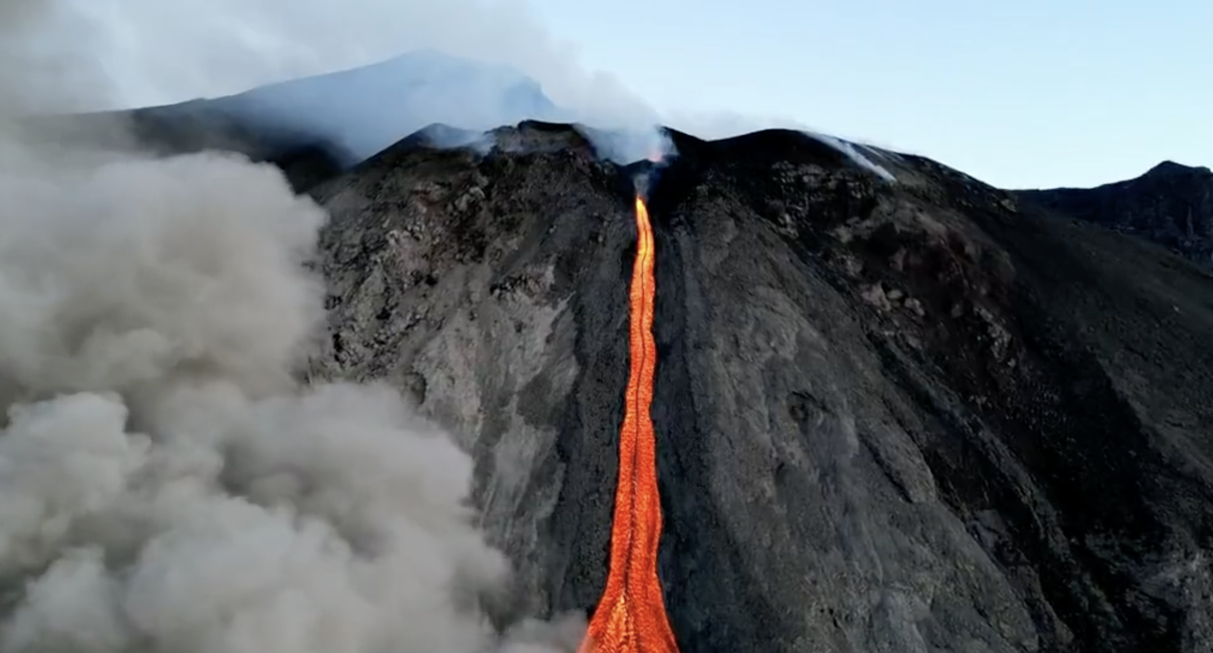 Entra en erupción volcán Stromboli en Italia
