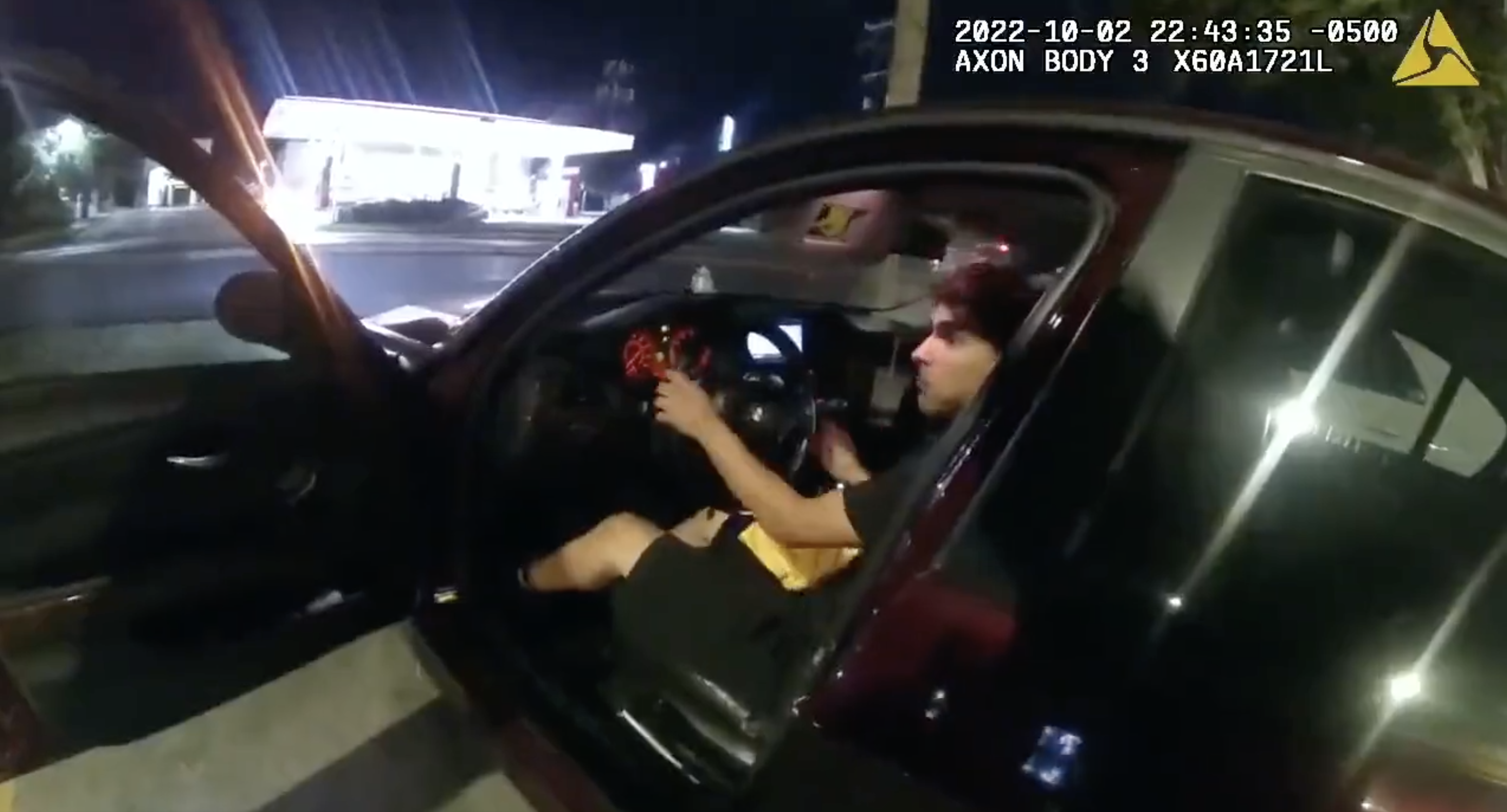 En soporte vital, joven al que policía de Texas le disparó mientras comía una hamburguesa en un estacionamiento