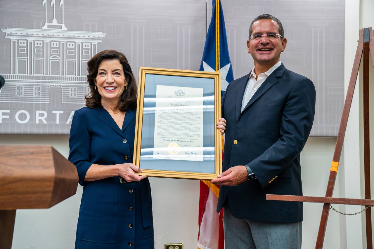 Pierluisi y gobernadora de Nueva York firman acuerdo para proveer servicios a la comunidad puertorriqueña