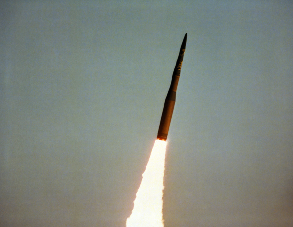 Corea del Norte lanza misil con capacidad de alcanzar a Estados Unidos, dice ambos Japón