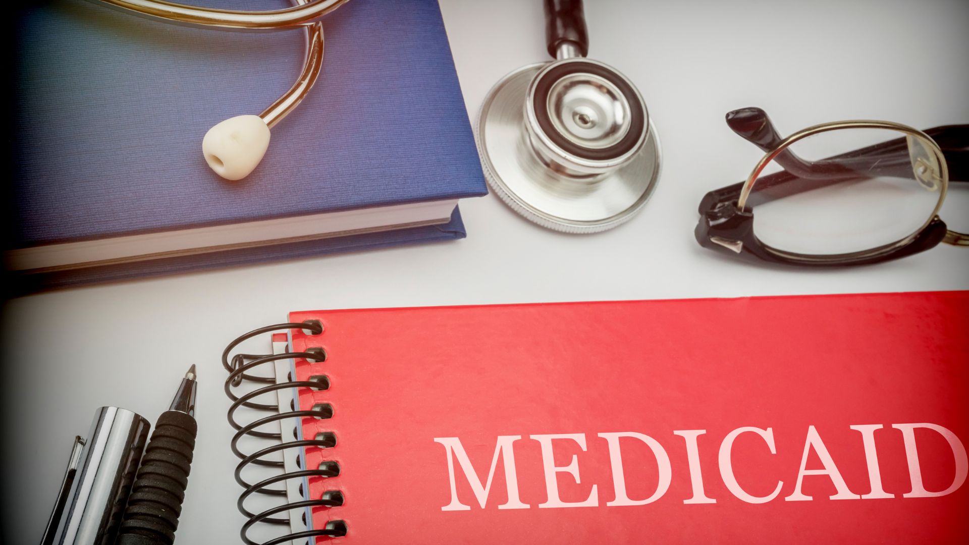 Asignación federal al Medicaid ayudará a detener la partida de profesionales de salud del país