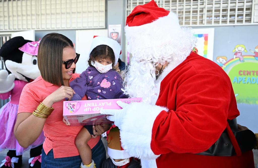 Santa Claus deja en ODSEC regalos para muchos niños de Puerto Rico