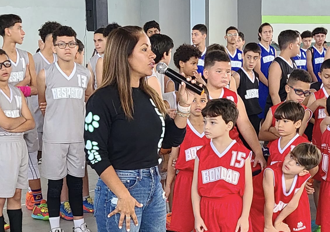 Salinas inaugura liga de baloncesto con 240 niños y adolescentes participantes