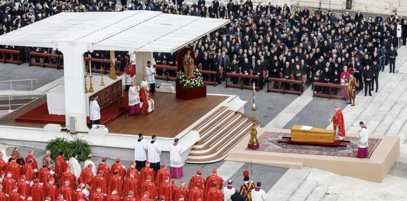 Miles de católicos asistieron al funeral del Papa Emérito Benedicto XVI en el Vaticano
