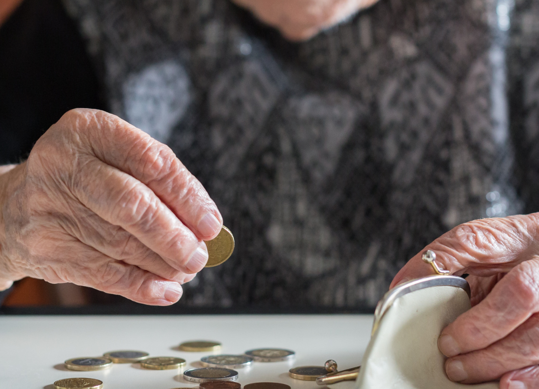 Asociación de Bancos y Departamento de la Familia presentan campaña contra explotación financiera de adultos mayores